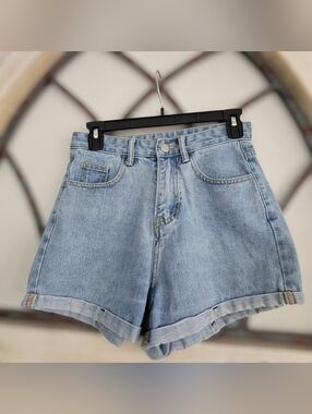 High Waisted Light Wash Cuffed Denim Shorts , Sz S/26